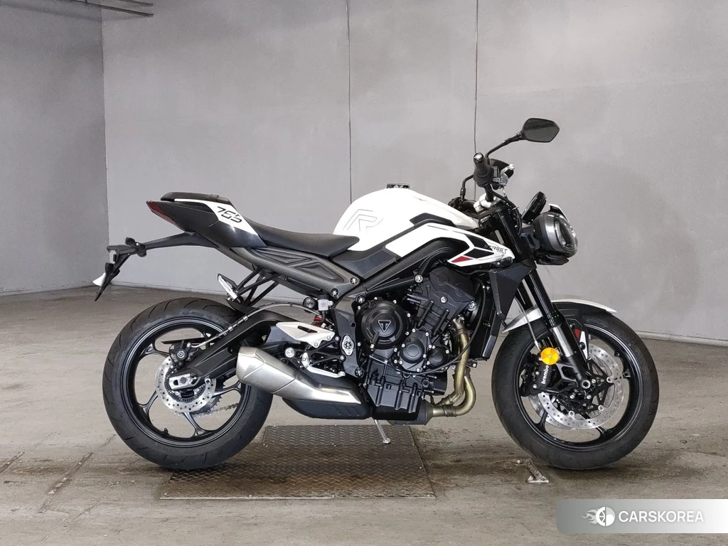 Проданный Triumph STREET TRIPLE R 2023 из Японии, фото 2