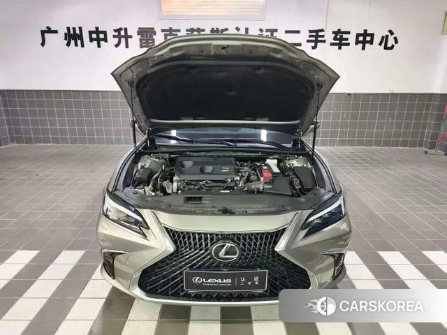 Lexus ES 2025 Серебристо-серый из Китая