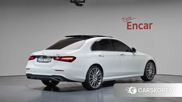 Mercedes-Benz E-Class W213 2021 Белый из Кореи