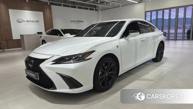 Lexus ES300h 7th generation 2024 Белый из Кореи