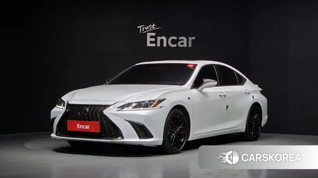 Lexus ES300h 7th generation 2024 Белый из Кореи