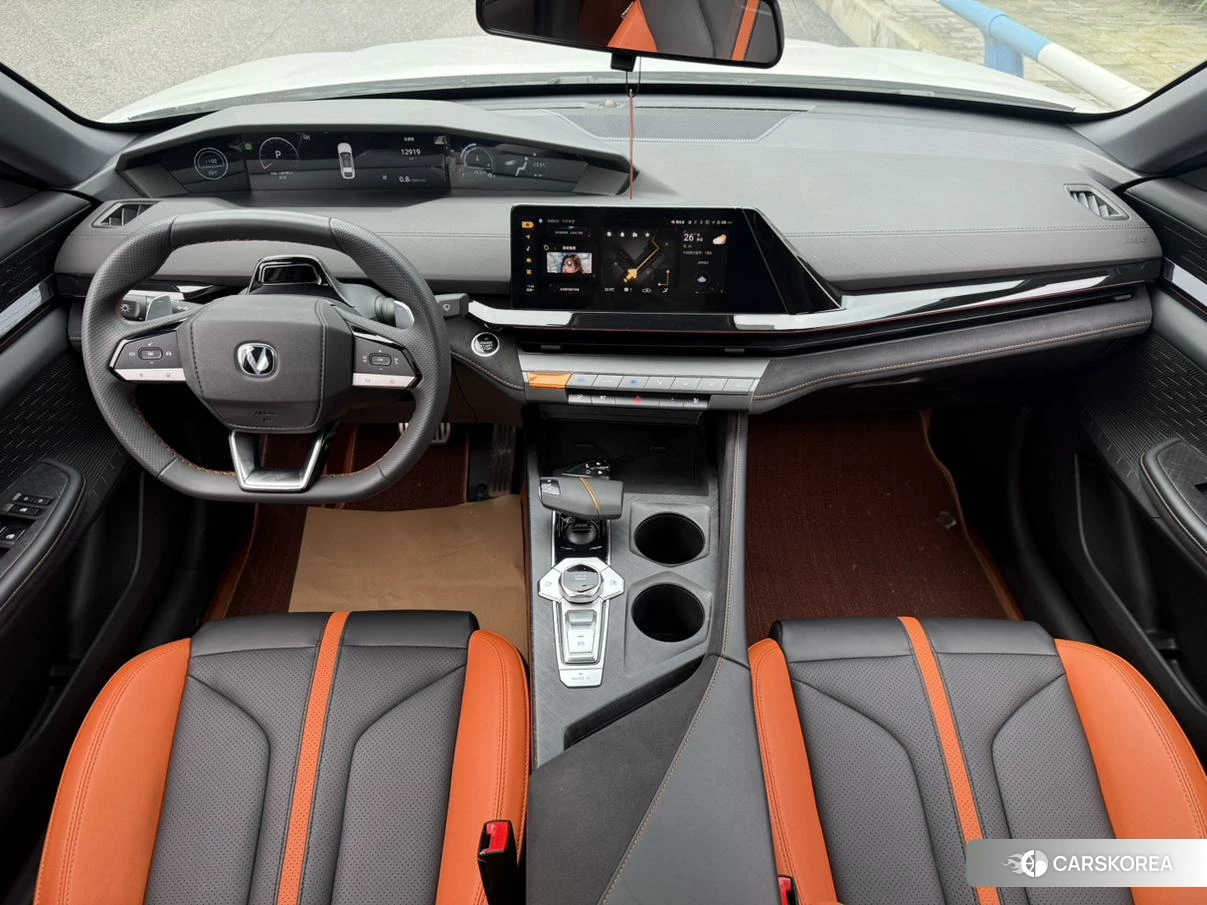 Chang'an UNI-V 2024 Белый из Китая