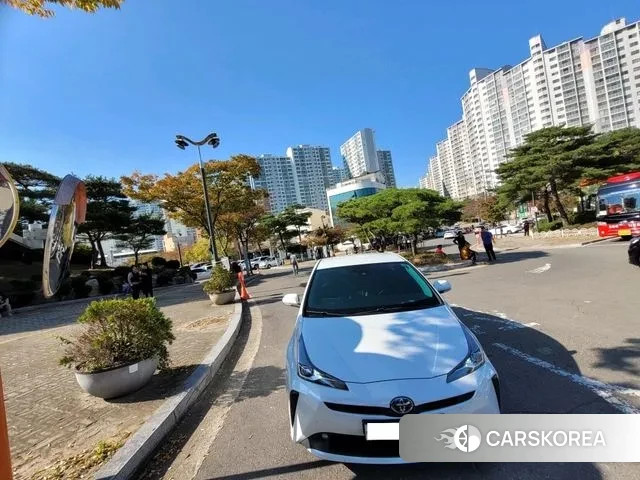 Toyota Prius 4th Generation 2021 Белый из Кореи