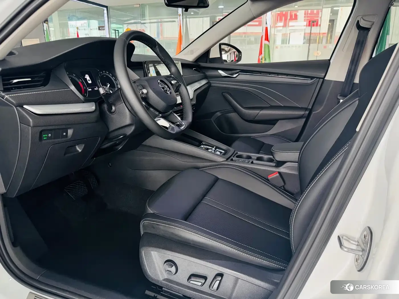 Skoda Octavia 2023 Белый из Китая