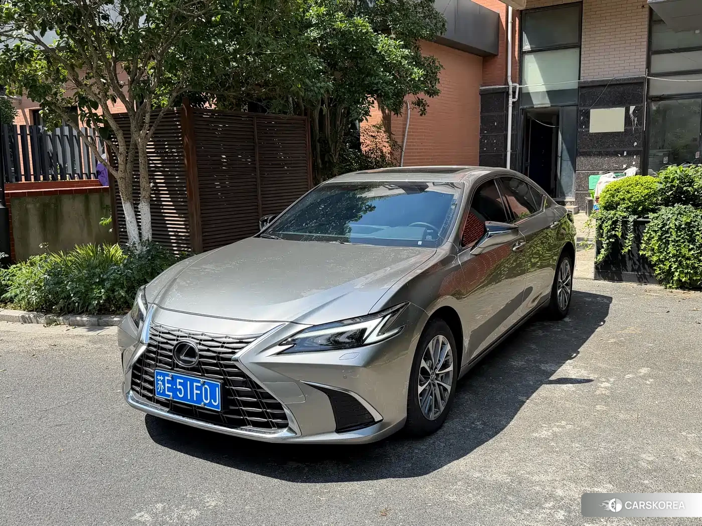 Lexus ES 2026 Champagne/brown из Китая