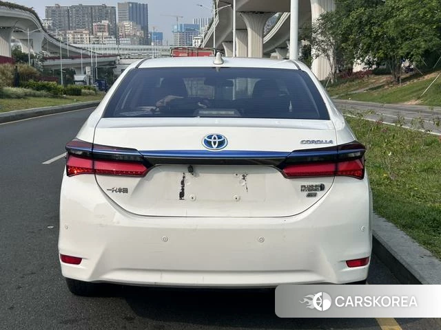 Toyota Corolla dual engine E+ 2020 Белый из Китая