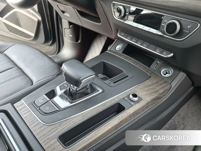 Audi Q5L 2022 Черный из Китая