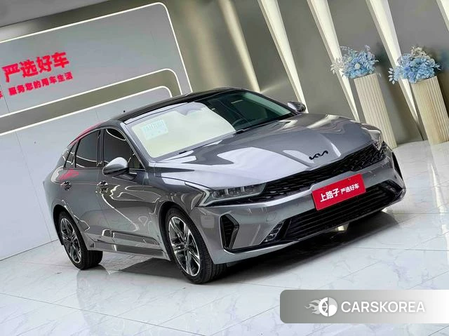 Kia K5 2023 Серебристо-серый из Китая