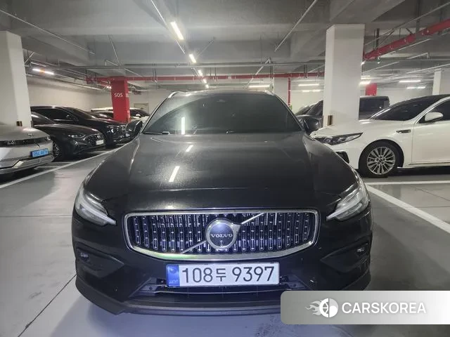 Volvo V60 Cross-Country 2nd Generation 2023 Черный из Кореи