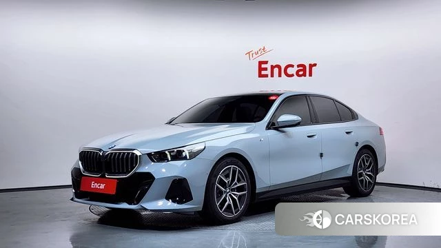 BMW 5 Series (G60) 2025 Светло-серебряный цвет из Кореи