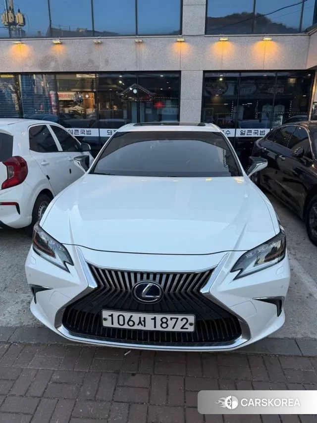 Lexus ES300h 7th generation 2020 Белый из Кореи