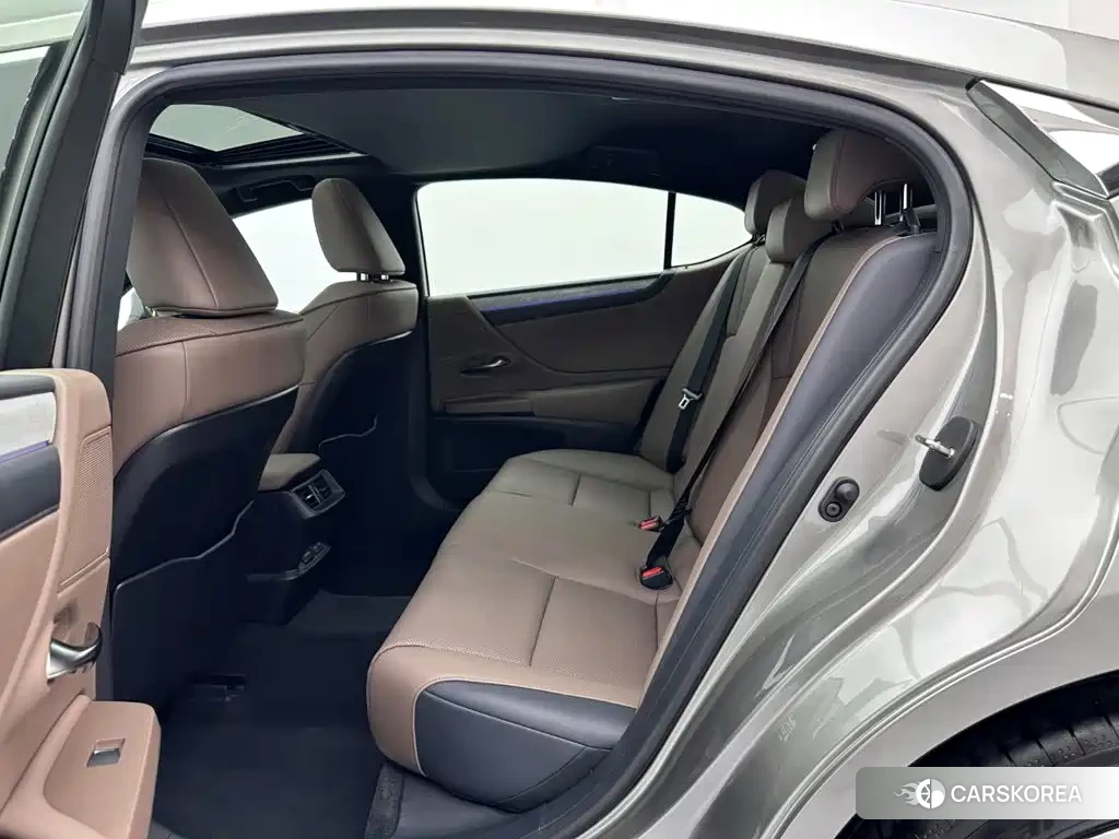 Lexus ES 2025 Champagne/brown из Китая