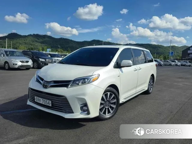 Toyota Sienna 2018 Белый из Кореи