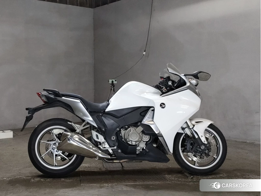 Проданный Honda VFR1200F DCT 2011 из Японии, фото 2
