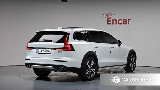 Volvo V60 Cross-Country 2nd Generation 2020 Белый из Кореи