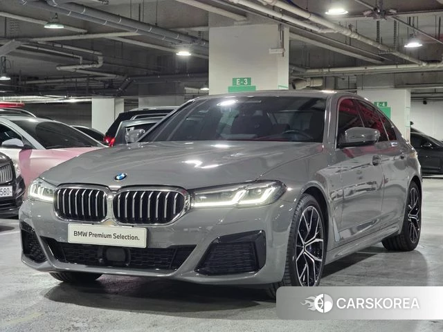 BMW 5 Series (G30) 2022 Серебристо-серый из Кореи