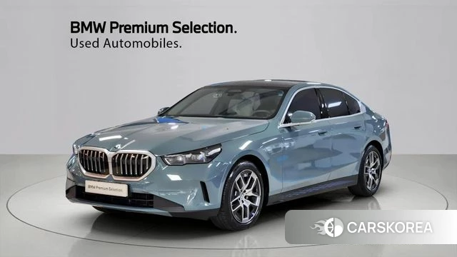 BMW 5 Series (G60) 2025 Темно-зеленый из Кореи