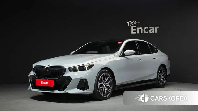 BMW 5 Series (G60) 2025 Небесно-голубой из Кореи
