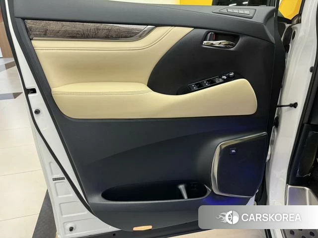 Toyota Elfa 2021 Белый из Китая