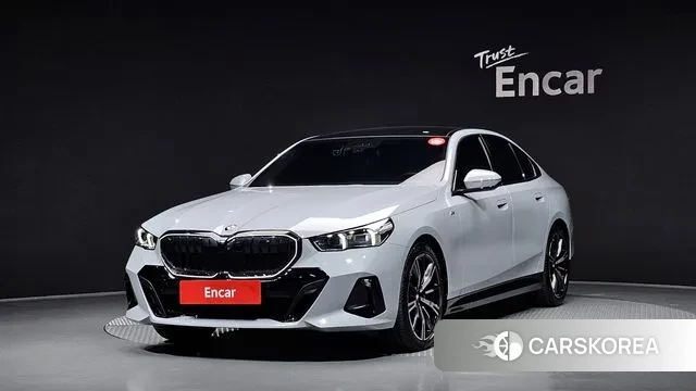 BMW 5 Series (G60) 2025 Светло-серебряный цвет из Кореи