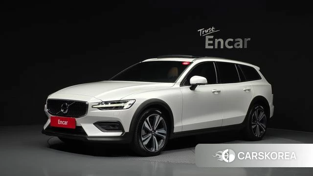Volvo V60 Cross-Country 2nd Generation 2021 Белый из Кореи