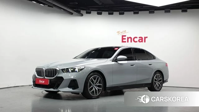 BMW 5 Series (G60) 2025 Серебристо-серый из Кореи