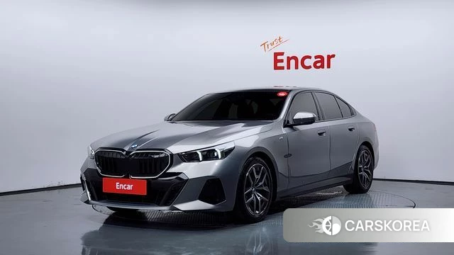 BMW 5 Series (G60) 2025 Серебристо-серый из Кореи