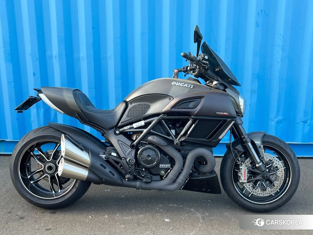 Проданный Ducati DIAVEL CARBON 2015 из Японии