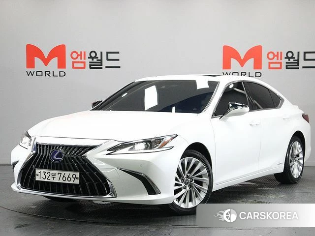 Lexus ES300h 7th generation 2022 Белый из Кореи