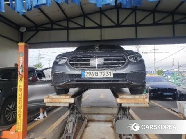 Mercedes-Benz E-Class W213 2021 Серебристо-серый из Кореи