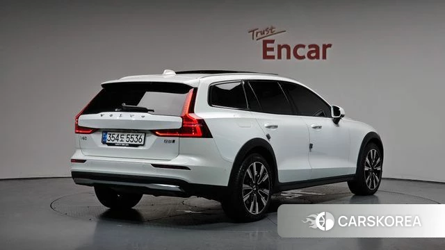 Volvo V60 Cross-Country 2nd Generation 2024 Белый из Кореи