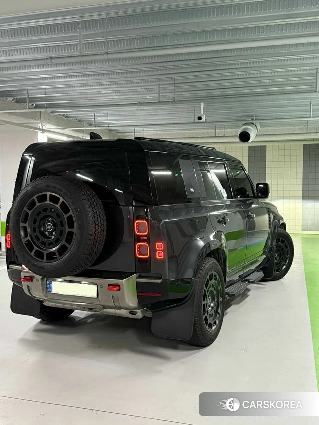 Land Rover Defender (L663) 2024 Черный двухцветный из Кореи