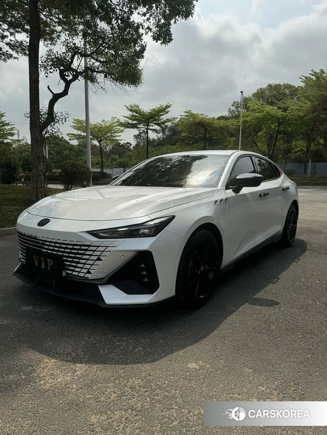 Chang'an UNI-V 2023 Белый из Китая