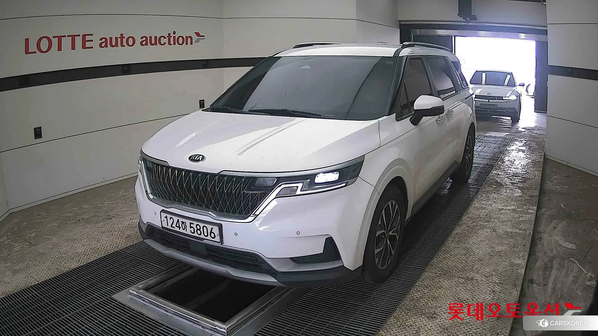 Kia Carnival 2021 Snow White Pearl (optional) из Кореи