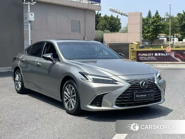 Lexus ES 2025 Серебристо-серый из Китая