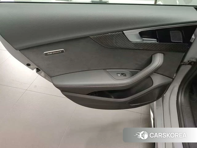Audi RS 5 2025 Серебристо-серый из Китая
