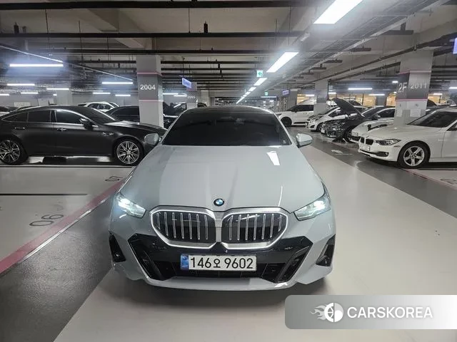 BMW 5 Series (G60) 2025 Серебристо-серый из Кореи