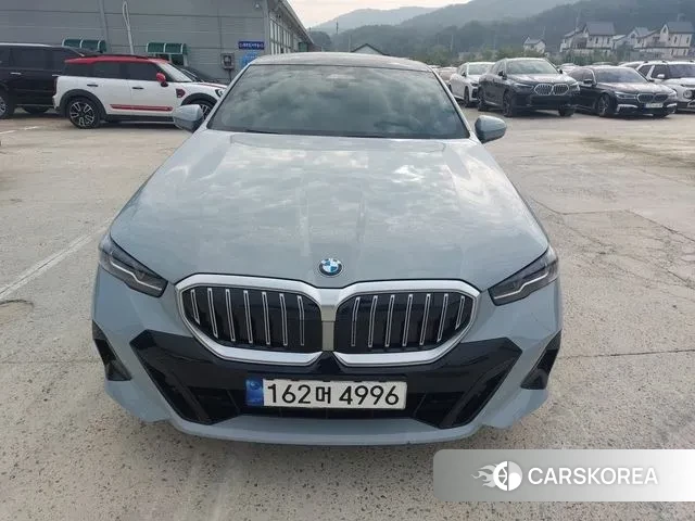BMW 5 Series (G60) 2024 Небесно-голубой из Кореи