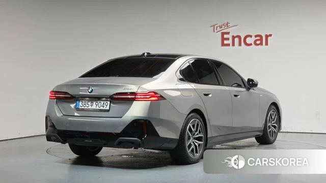 BMW 5 Series (G60) 2025 Песочный из Кореи