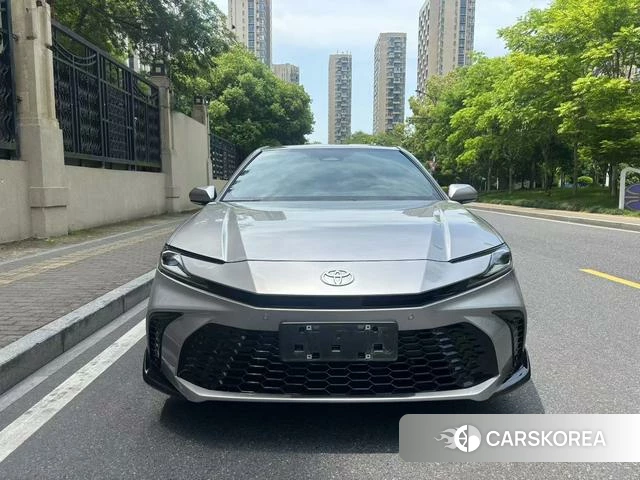 Toyota Camry 2025 Серебристо-серый из Китая