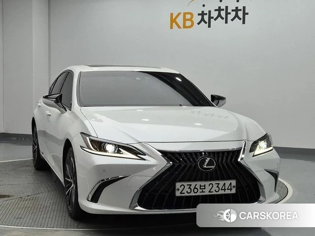 Lexus ES300h 7th generation 2022 Белый из Кореи