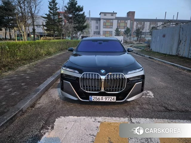 BMW 7 Series (G70) 2024 Песочный из Кореи