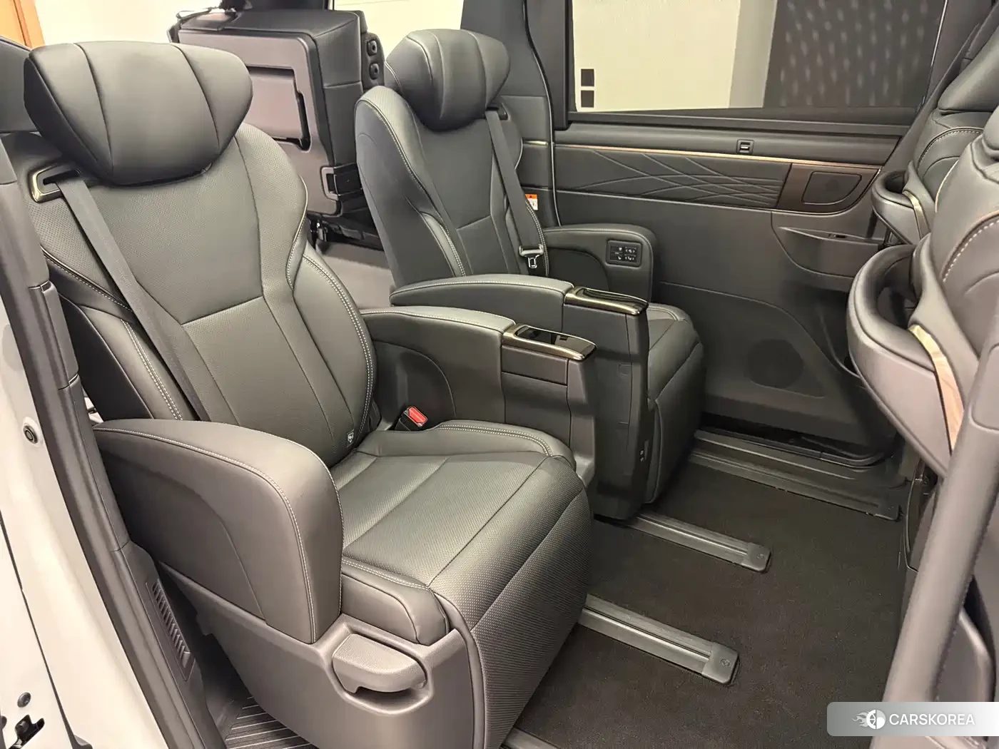 Toyota Elfa 2025 Белый из Китая