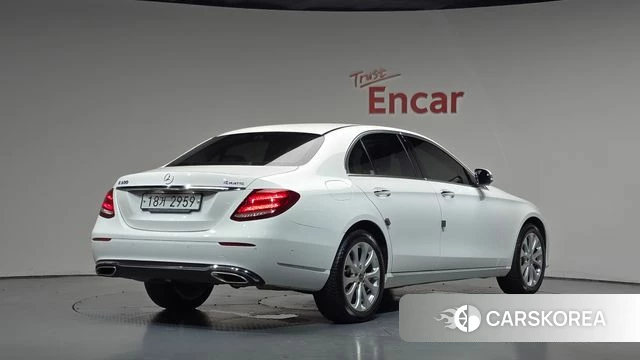 Mercedes-Benz E-Class W213 2018 Белый из Кореи