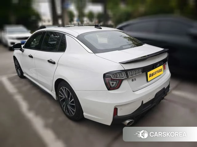 Lynk 03 2021 Белый из Китая