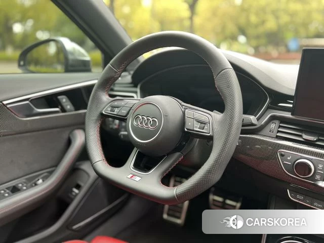 Audi S4 2023 Темно-серый из Китая