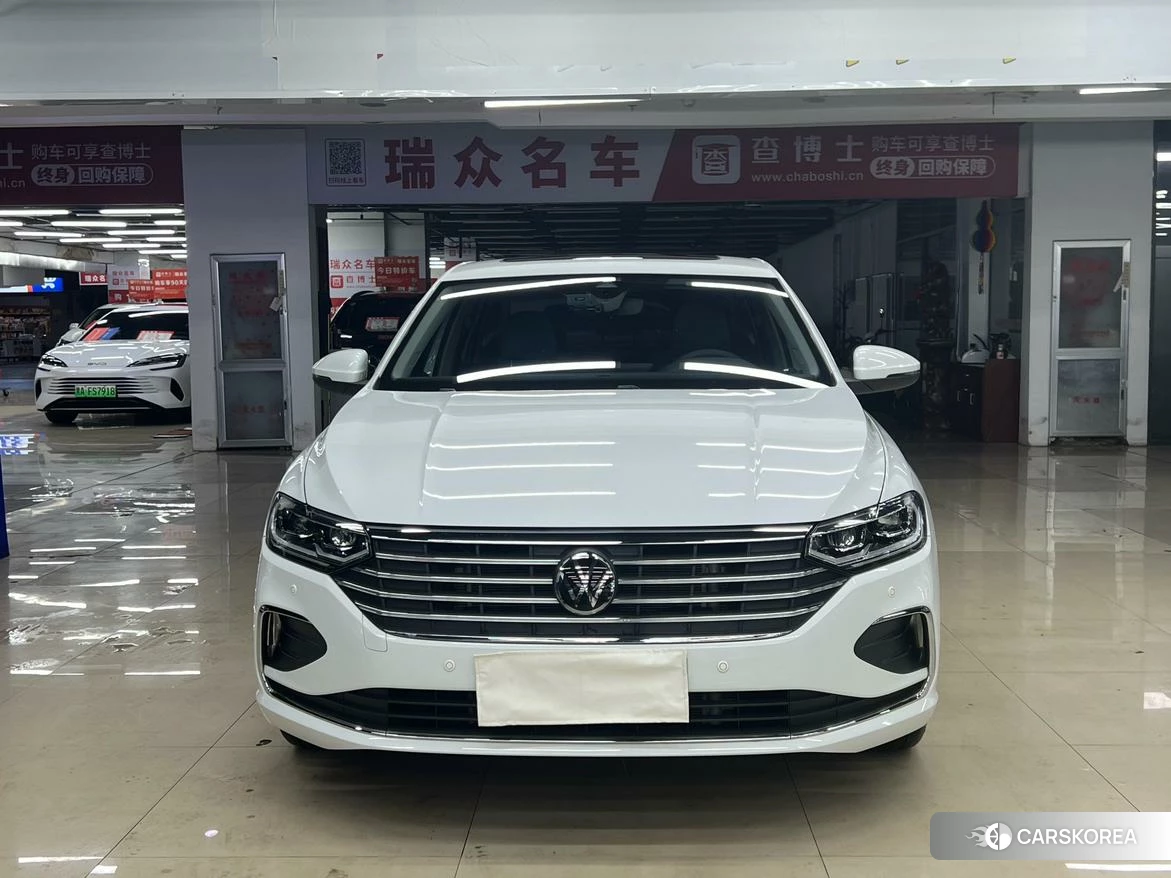 Volkswagen Lavida 2023 Белый из Китая