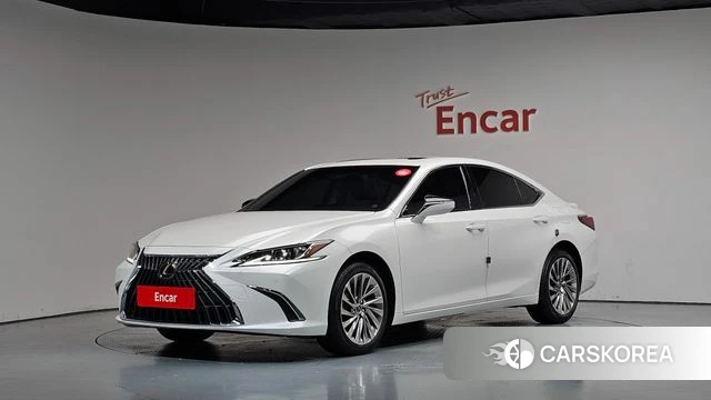 Lexus ES300h 7th generation 2024 Белый из Кореи