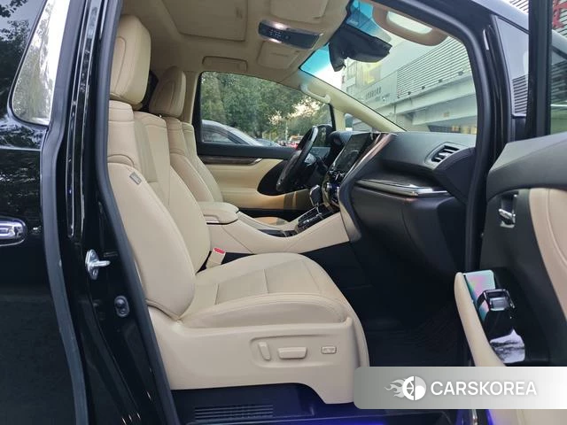 Toyota Elfa 2023 Черный из Китая