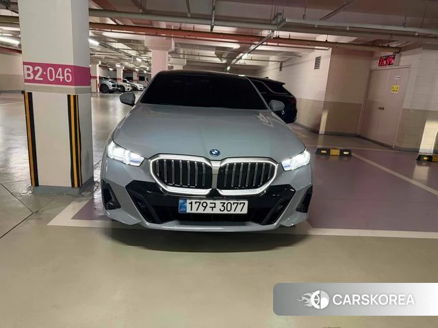BMW 5 Series (G60) 2025 Серебристо-серый из Кореи